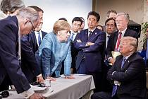 Angela Merkelová, Emmanuel Macron, Šinzo Abé a Theresa Mayová proti Donaldu Trumpovi