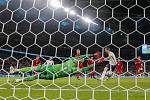 Anglický fotbalista Harry Kane dává gól Dánsku v semifinále ME.