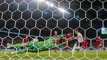 Anglický fotbalista Harry Kane dává gól Dánsku v semifinále ME.