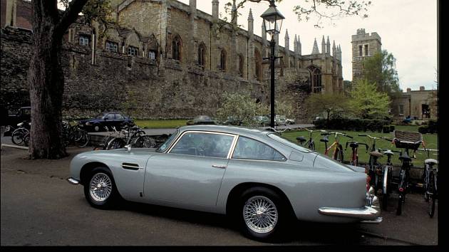 Aston Martin DB5 z filmů o Jamesi Bondovi