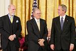 V roce 2005 obdrželi Vint Cerf a Bob E. Kahn od tehdejšího amerického prezidenta George W. Bushe Prezidentskou medailí svobody za přínos k vytvoření internetu