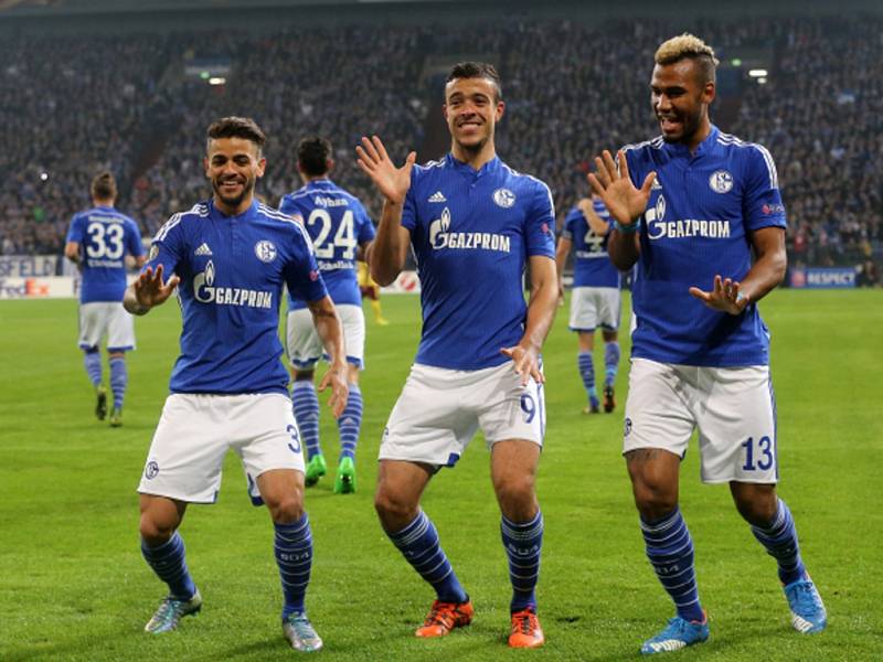 Fotbalisté Schalke se radují z gólu proti Spartě.