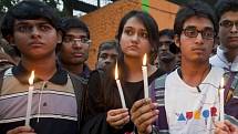  V Indii pohřbili znásilněnou mladou studentku, která v sobotu po dvou týdnech boje o život svým zraněním podlehla. 