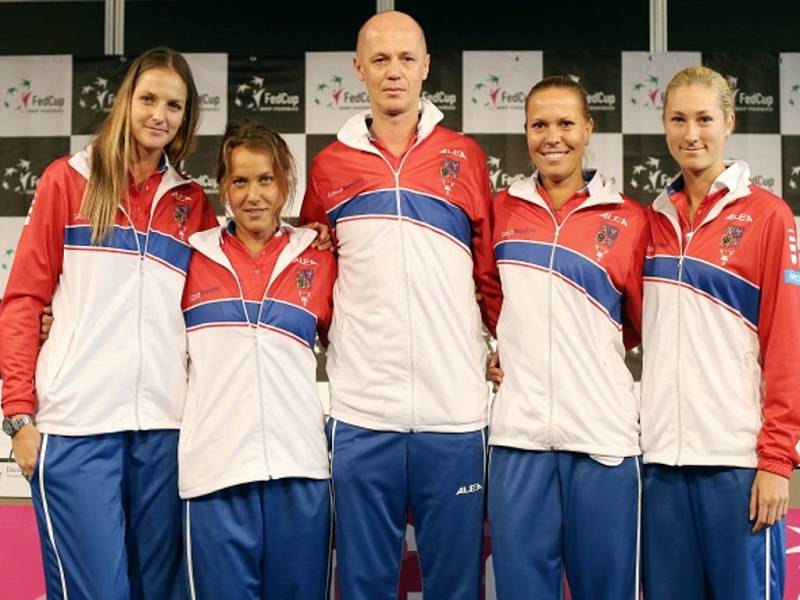 Český fedcupový tým pro semifinále proti Švýcarsku (zleva): Karolína Plíšková, Barbora Strýcová, kapitán Petr Pála, Lucie Hradecká a Denisa Allertová.