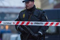 Dánský policista je v nemocnici v kritickém stavu poté, co ho v noci na dnešek v největším azylovém středisku v zemi pobodal zatím neznámý útočník.
