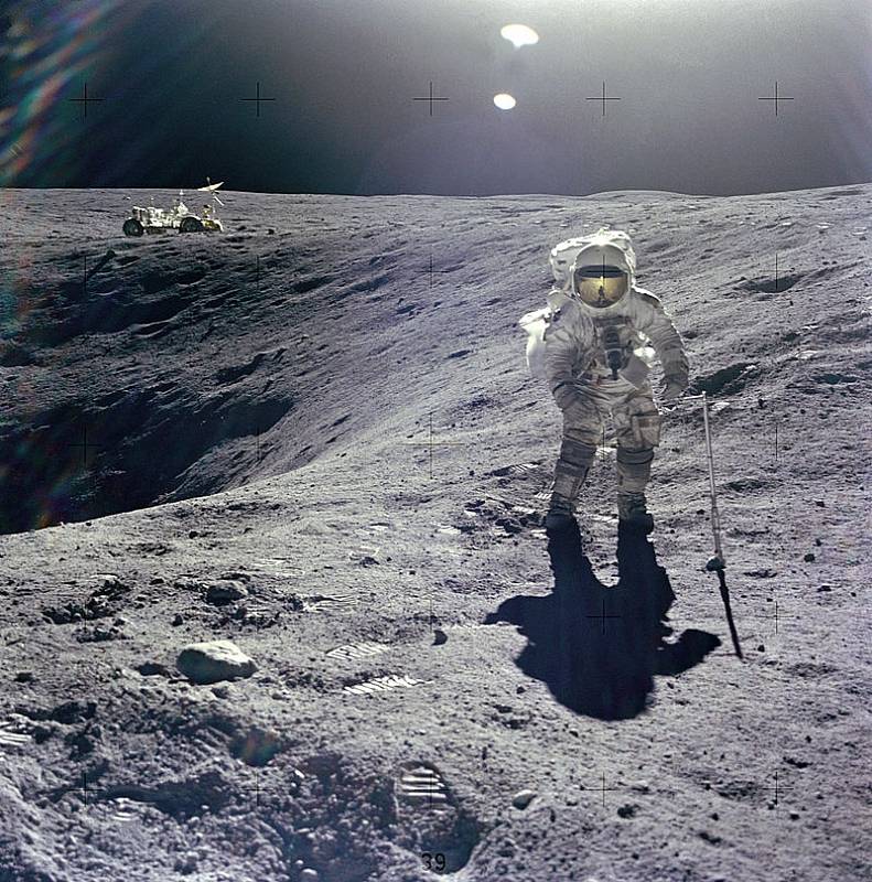 Astronaut Charles Duke jako člen posádky mise Apollo 16 na Měsíci. Duke byl na Měsíci ve věku 36 let, čímž se stal nejmladším člověkem na Měsíci v dosavadních dějinách.