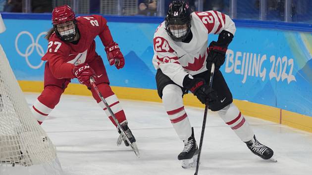 Kanadská hokejistka Natalie Spoonerová (vpravo) a Veronika Koržaková z Ruska v utkání ZOH v Pekingu.