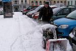 Úklidové čety se díky další sněhové nadílce střídaly v ulicích Hořovic na Berounsku nejen po celé pondělí 24. ledna 2011, ale hlavně předchozí noc.