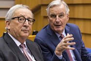 Jean-Claude Juncker a Michel Barnier v Evropském parlamentu