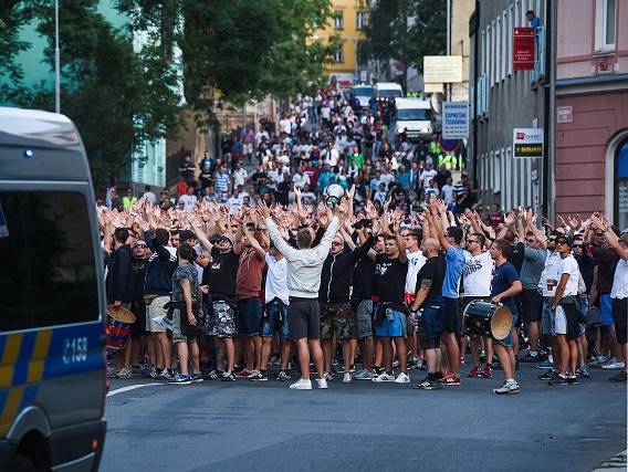 Liberec - Hajduk Split: Fanoušci chorvatského týmu při pochodu městem