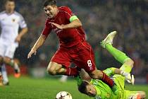 Basilejský brankář Tomáš Vaclík se vrhá pod nohy pronikajícího Stevena Gerrarda z Liverpoolu.