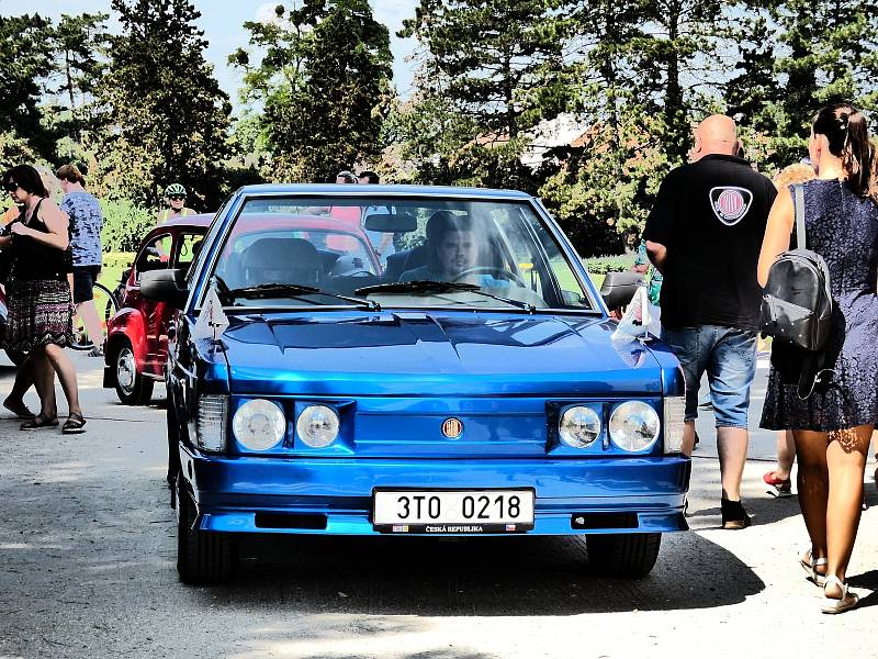 Značku Tatra neproslavily jen těžké nákladní automobily, ale i elegantní osobní vozy. Jejich milovníci si dávají pravidelně sraz v Lednici na Břeclavsku. Letos se koná 6. srpna.