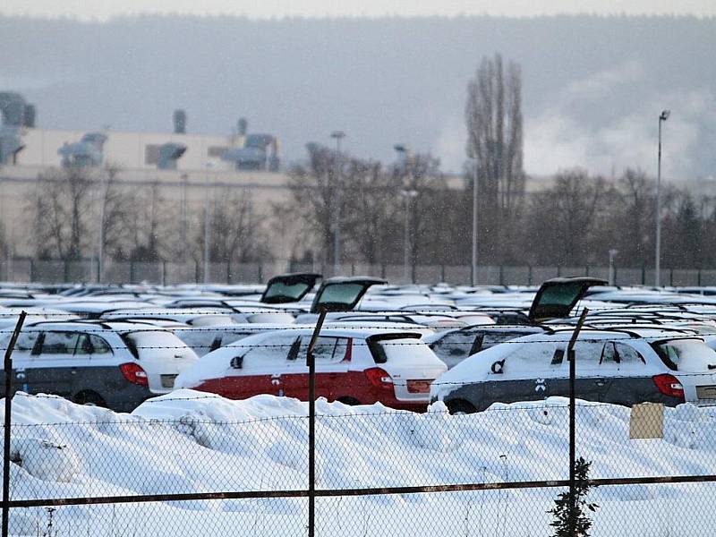 Škoda Auto Mladá Boleslav kvůli sněhu nemůže expedovat auta do určených lokalit. Jsou osazena letními pneumatikami a těžko se nakládají na vagóny vlaků. To logistiku zdržuje.