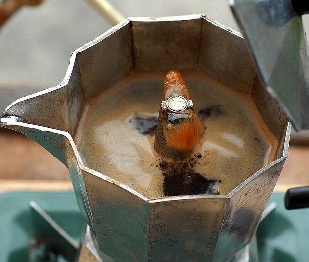 Příprava kávy v Moka konvici.