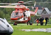 Polští záchranáři v Tatrách přenášejí jednoho ze zraněných po zásahu bleskem