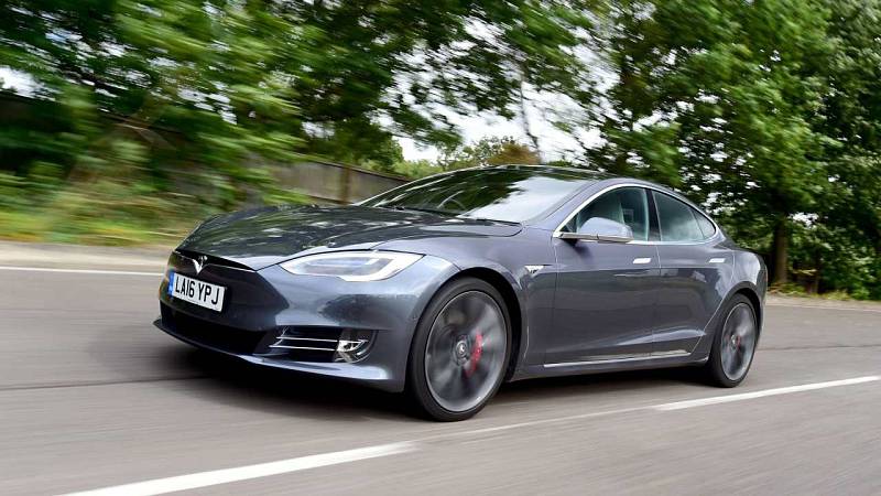 12. – 10. Tesla Model S P90D. Z 0 na 100 km/h za 2,8 s. Mezi supersporty se procpal i komfortní elektrický sedan od Tesly. Kromě výkonu 539 koní (396 kW) má od nulových otáček elektromotorů dostupný i obří točivý moment 967 Nm.
