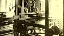 Tkalcovna v koncentračním táboře, ve které vězeňkyně vyráběly pruhovanou látku na vězeňské oblečení