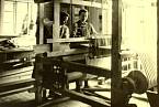 Tkalcovna v koncentračním táboře, ve které vězeňkyně vyráběly pruhovanou látku na vězeňské oblečení
