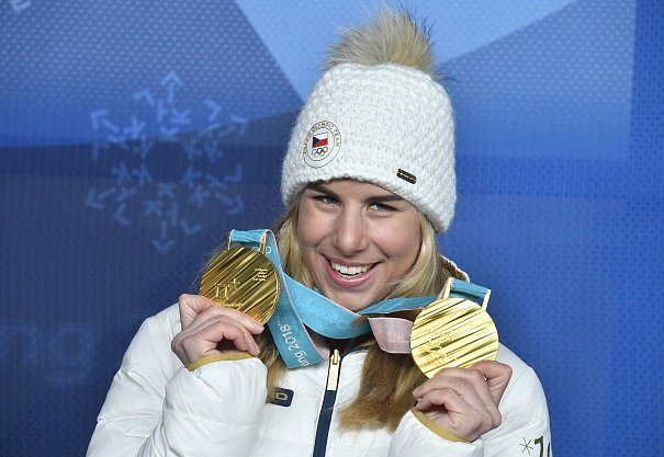 Dvojnásobná olympijská vítězka. Ester Ledecká a její dvě zlaté medaile z Pchjongčchangu.