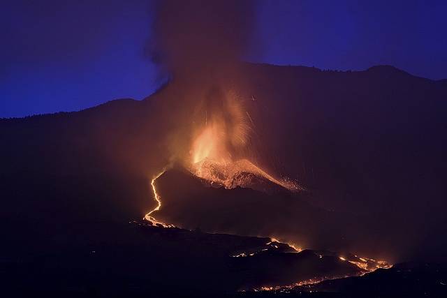 Sopka na španělském ostrově La Palma stále chrlí lávu