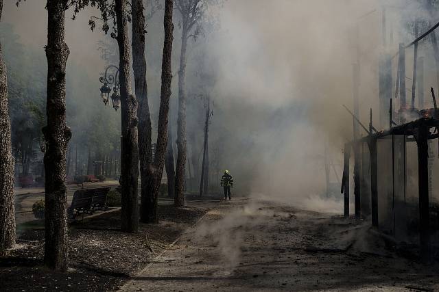 Požár po bombardování v ukrajinském Charkově.