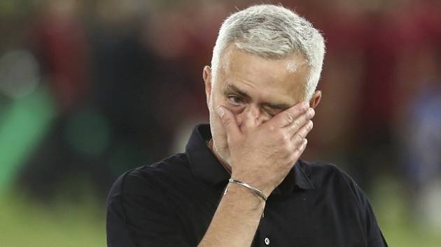 Dojatý José Mourinho po vítězství v Evropské konferenční lize.