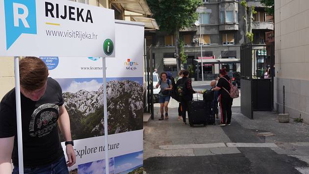 Čeští turisté už ve třetí sezoně vyjeli přímým vlakovým spojením do Chorvatska. První souprava byla vyprodaná. Zastavila i v Rijece. Dopravce Regiojet už na léto prodal zhruba padesát tisíc jízdenek