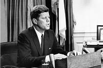 Prezident John Fitzgerald Kennedy v Oválné pracovně.