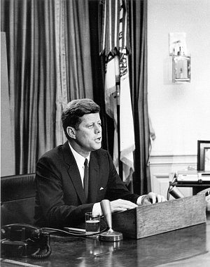 Prezident John Fitzgerald Kennedy v Oválné pracovně.