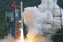 Raketa nesoucí lunární sondu Chang´e-1 startuje z kosmodromu na jihovýchodě čínské provincie Sečuán.
