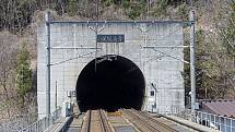 Vjezd do japonského podmořského železničního tunelu Seikan na ostrově Honšú.