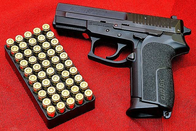 Poloautomatická pistole se kterou na střední škole v Michiganu útočil patnáctiletý student.
