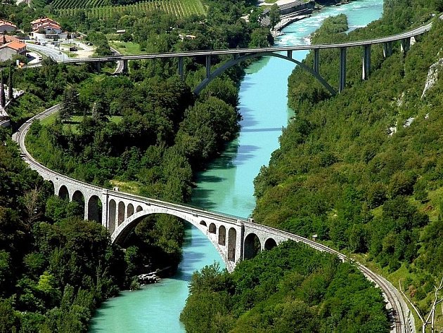 Slovinská Bohinjská železnice byla vystavěna před více než stoletím. Jejími klenoty jsou bezpochyby Bohinjský tunel a rovněž nejdelší obloukový kamenný železniční most na světě Solkan.