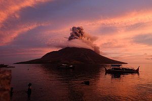 Obloha se zbarvila do červena. Záběry erupce sopky Ruang fascinují i děsí