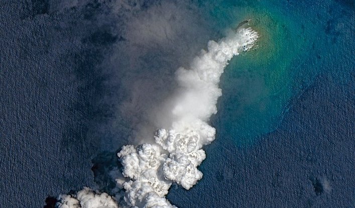 Erupce podmořského vulkánu nedaleko souostroví Tonga v Tichomoří.
