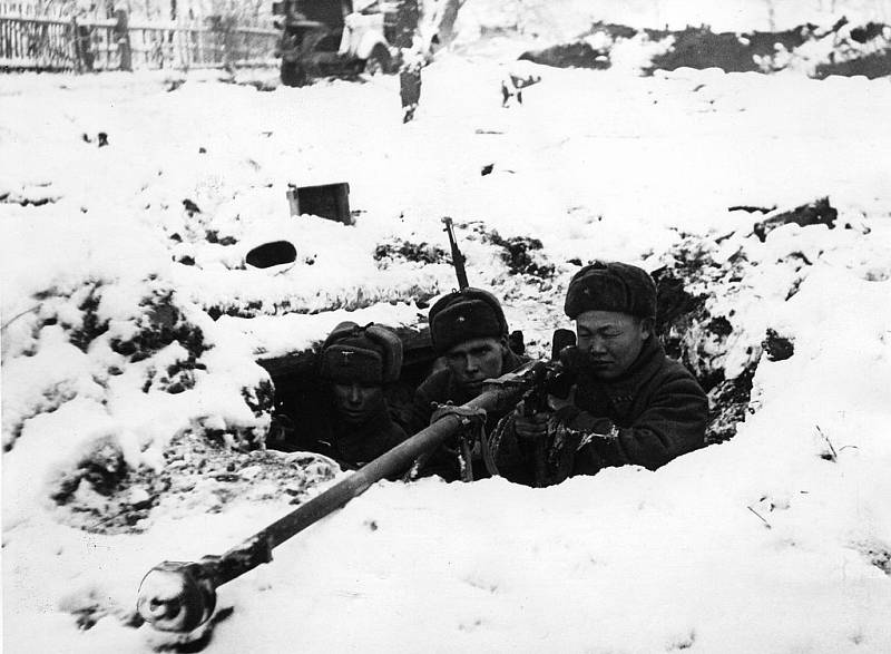 Obsluha protitankového děla PTRD v zákopu během bitvy o Moskvu. Moskevská oblast, zima 1941-1942