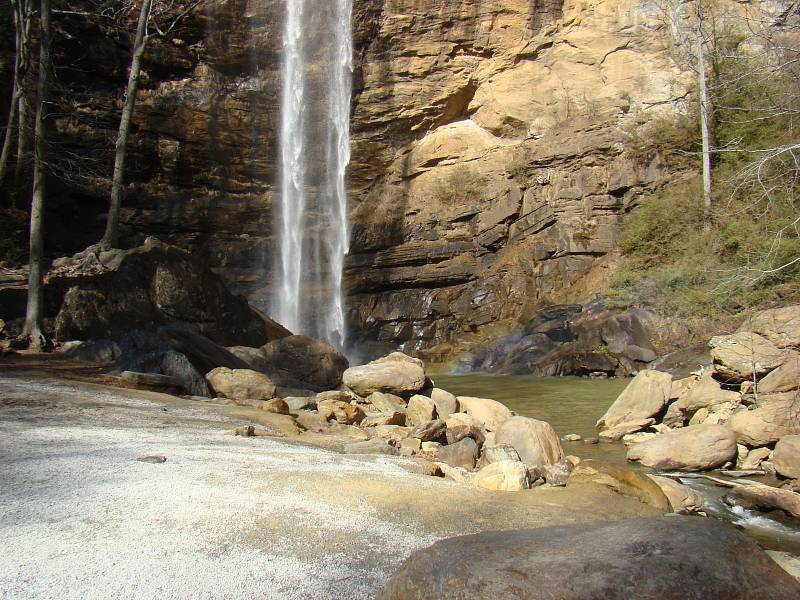 Za normálních okolností představují vodopády Toccoa Falls příjemné výletní místo, při katastrofě však znásobily ničivou sílu vodního přívalu