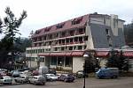 Hotel Vilina Vlas smutně "proslul" během srbsko-bosenské občanské války jako zadržovací tábor, v němž srbští vojáci denně znásilňovaly stovky zajatých bosenských žen. Na internetu běží petice, která žádá o vyřazení tohoto hotelu z turistických nabídek