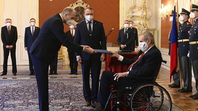Prezident Miloš Zeman jmenoval Karla Šimku novým předsedou Nejvyššího správního soudu.