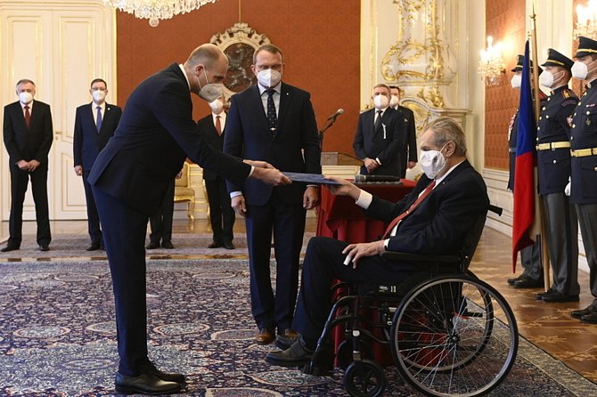 Prezident Miloš Zeman jmenoval Karla Šimku novým předsedou Nejvyššího správního soudu.
