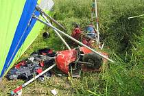 U Jaroměře spadlo ve středu 10. července ráno do řepkového pole rogalo, jeho pilot se těžce zranil.
