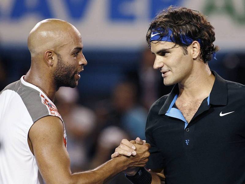 James Blake gratuluje k vítězství Rogeru Federerovi.