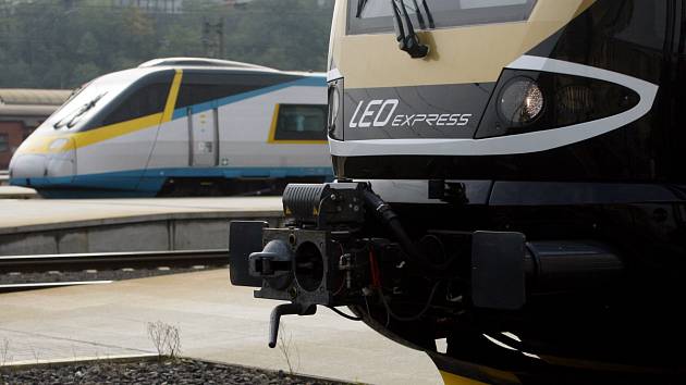 Na hlavní nádraží v Praze přijela 15. října v rámci zkušebního provozu nová vlaková souprava společnosti LEO Express. Soukromý železniční dopravce chce v prosinci na trase Praha – Ostrava zahájit provoz s cestujícími. 