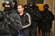Jevgenij Dogajev přichází k soudu.