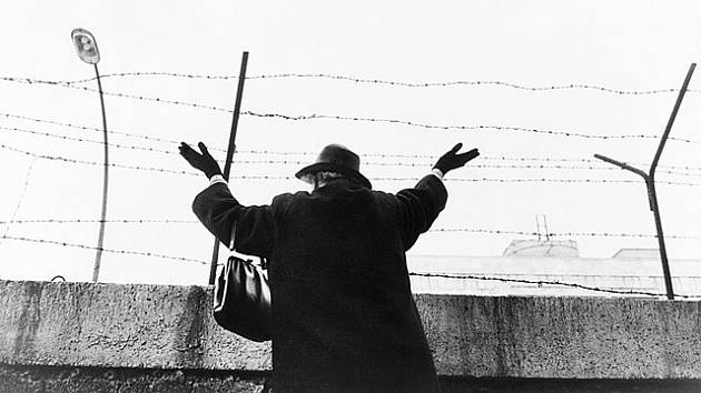Postavení Berlínské zdi rozdělilo v několika málo hodinách životy tisíců rodin. Fotograf Dan Budnik zachytil v roce 1961 v západním sektoru ženu, která se u zdi snaží upoutat na sebe pozornost svých příbuzných, co zůstali na východní straně