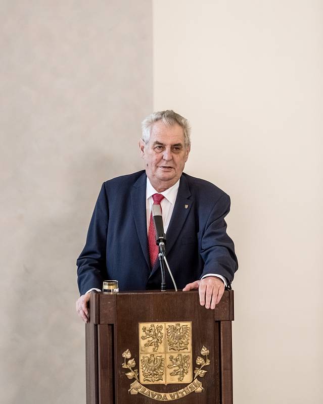 Miloš Zeman na Pražském hradě ohlásil svou kandidaturu na prezidenta.