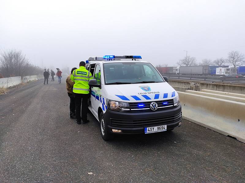 Policisté s celníky se včera na dálnici D10 zaměřili na dálniční známky.