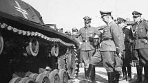 Heinrich Himler při inspekci 1. esesácké tankové divize Leibstandarte SS Adolf Hitler, která dobývala také Taganrog