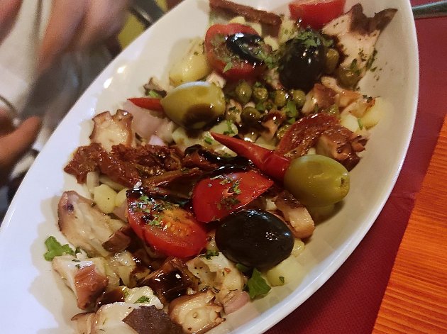 Plody moře a rybí speciality v Chorvatsku. Salát z chobotnice.
