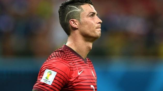 Cristiano Ronaldo si nechal na hlavě vystříhat jizvu, kterou má na hlavě po operaci mozku jeho malý fanoušek.